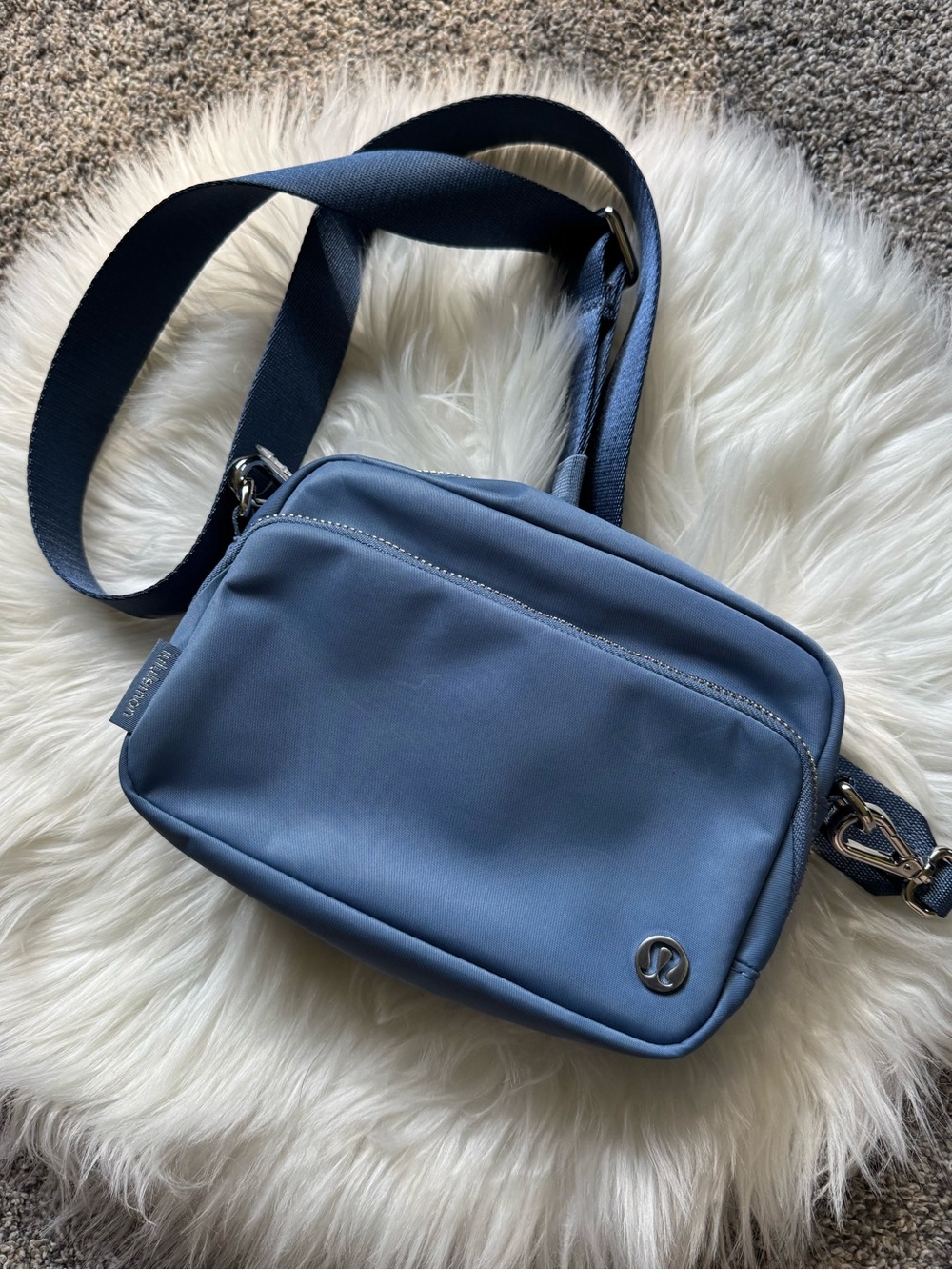 Lululemon 2L Crossbody bag